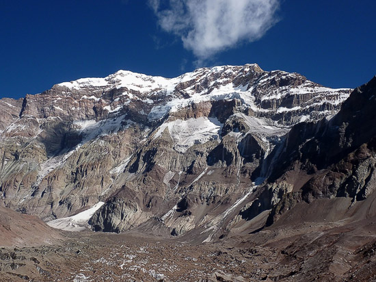 Aconcagua (6 962 m n. m.), ti kilometry otoliny a ledu.