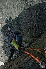 Prvov�stup Kaiser Direkt v ji�n� st�n� Grossglockneru. Juraj (�urifuk) dol�z� 1. d�lku nad sn�hov�m polem.